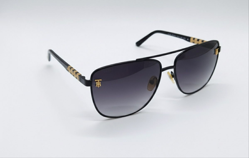 "Luxury Avi-ator Sunglasses with Gold Accents – Gradient Black Lens"